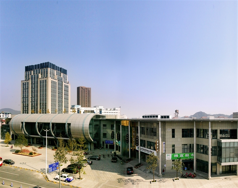 新落成的临安汽车东站已成为我市"东大门"的一道亮丽风景.