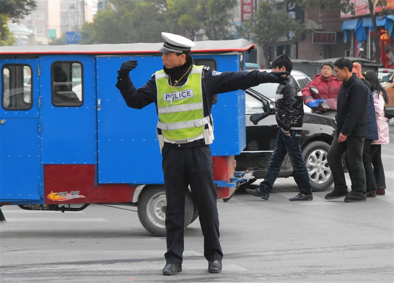 市交警大队全力确保春节期间交通安全