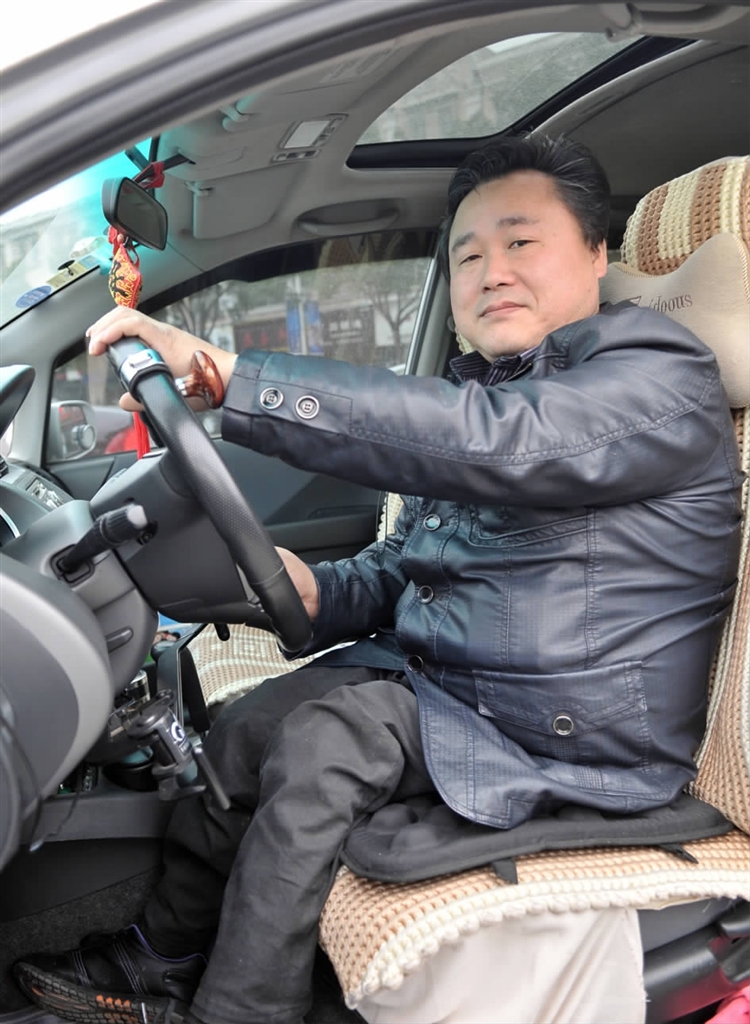 手驾第一人潘金华:残疾人开汽车出行更方便