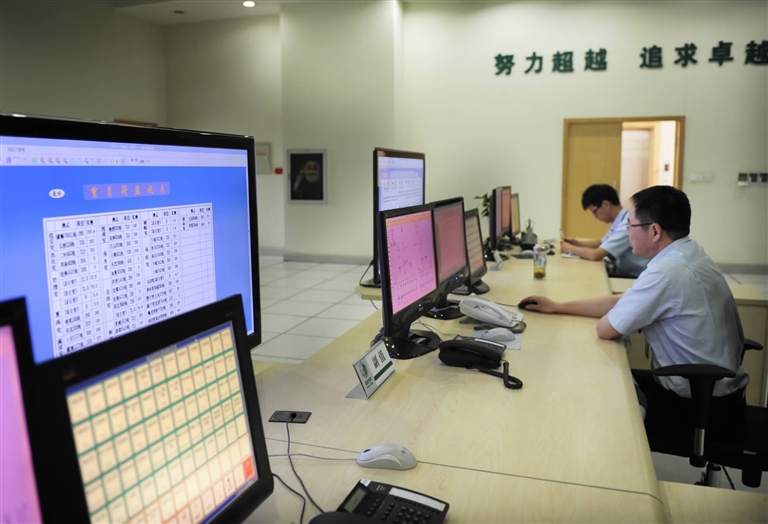 市供电局调度室工作人员正在观察用电情况 记者  金凯华  摄