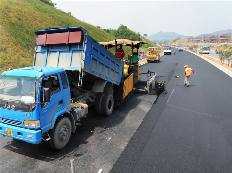 臨餘公路澆築路面