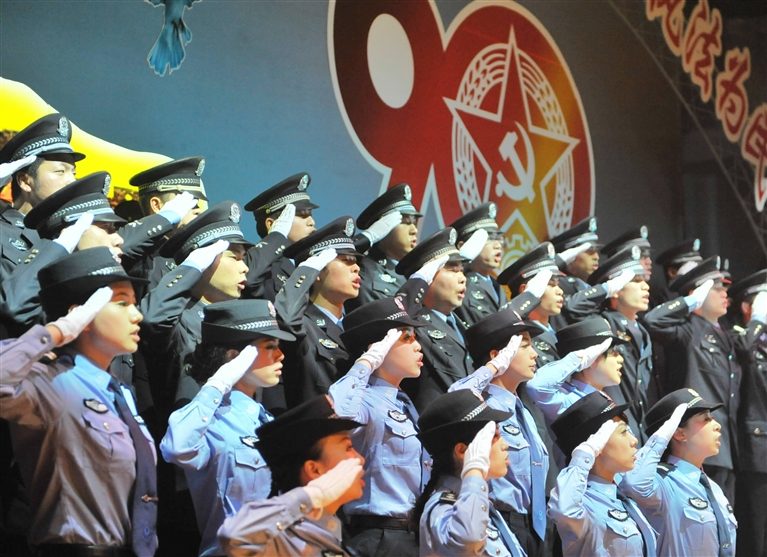 《人民警察之歌》中拉開帷幕法院女幹警載歌載舞演繹《映山紅》中國