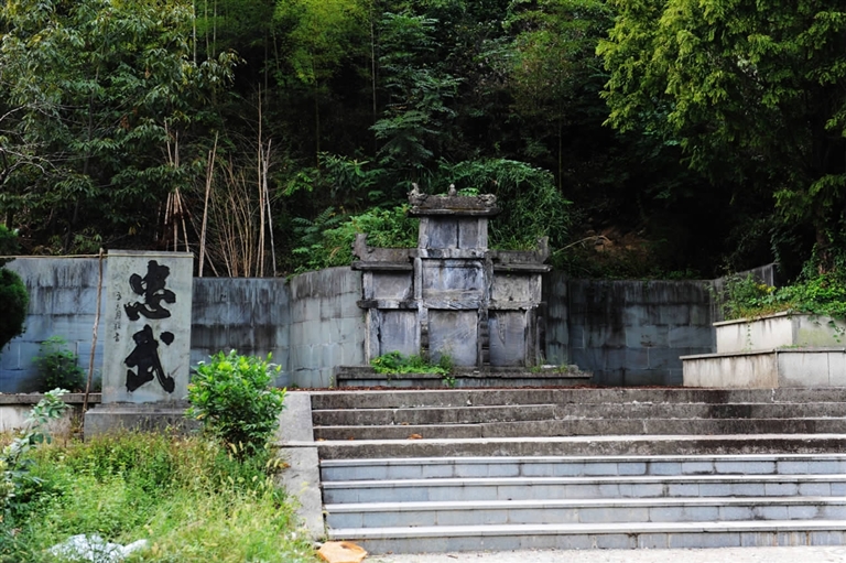 村落遗迹主要有韩世忠墓,孝子祠,五圣桥等,其中250年前的如来佛小公园