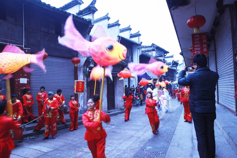 鱼灯舞年味浓