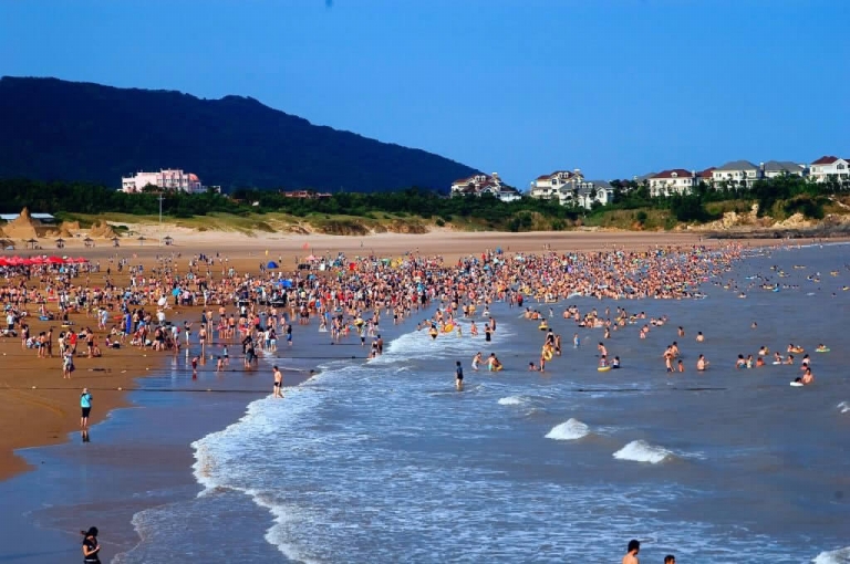 适宜夏季前往的景点,首选无疑当然就是蔚蓝的大海,踏浪,赶海,漫步沙滩