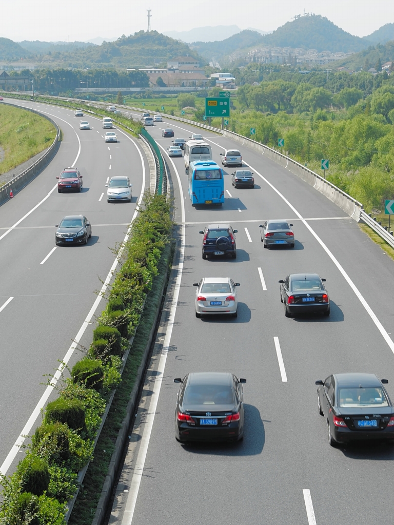 长假第一天,高速公路车流辆爆增