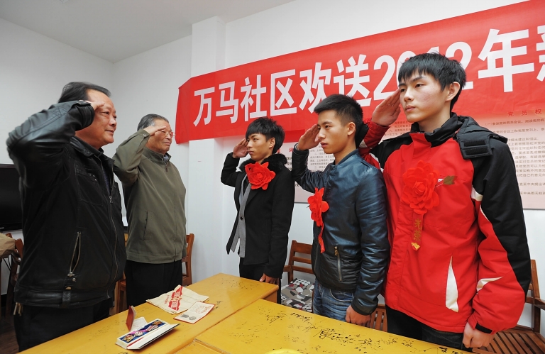 万马社区老党员老军人为新兵传经送宝