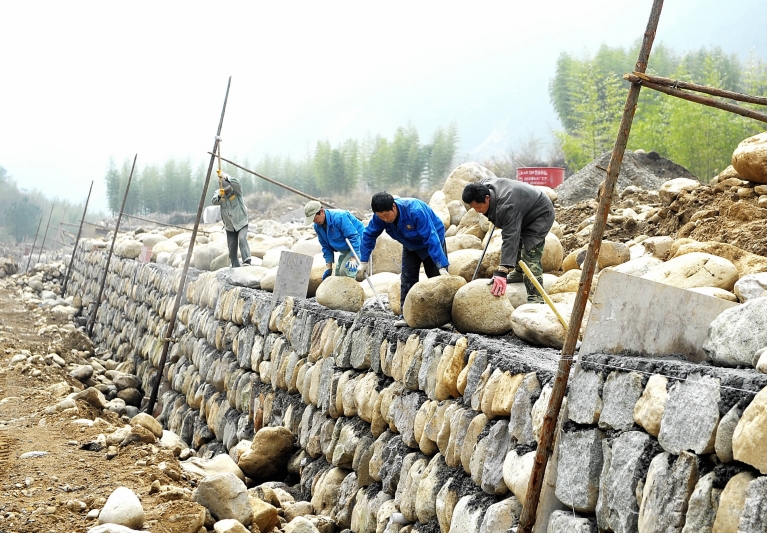 加固堤坝防大汛