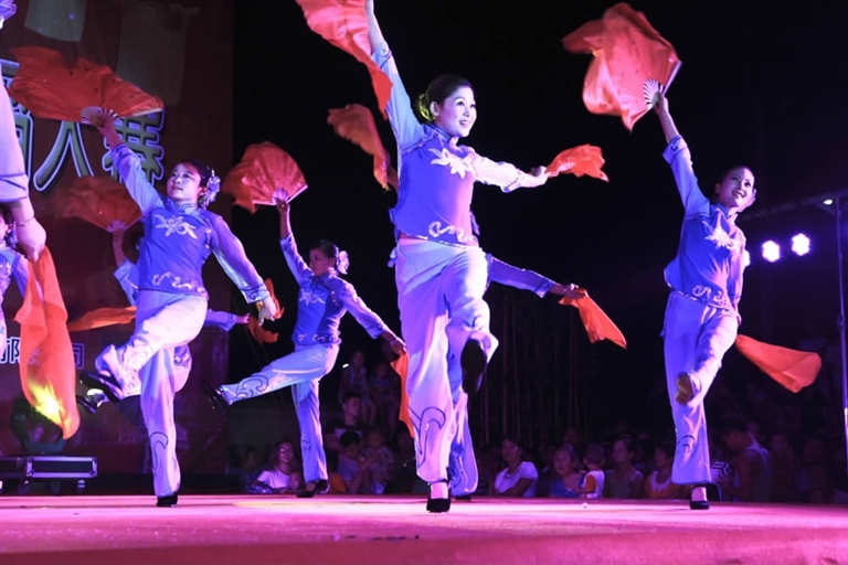 颊口村:《映山红》