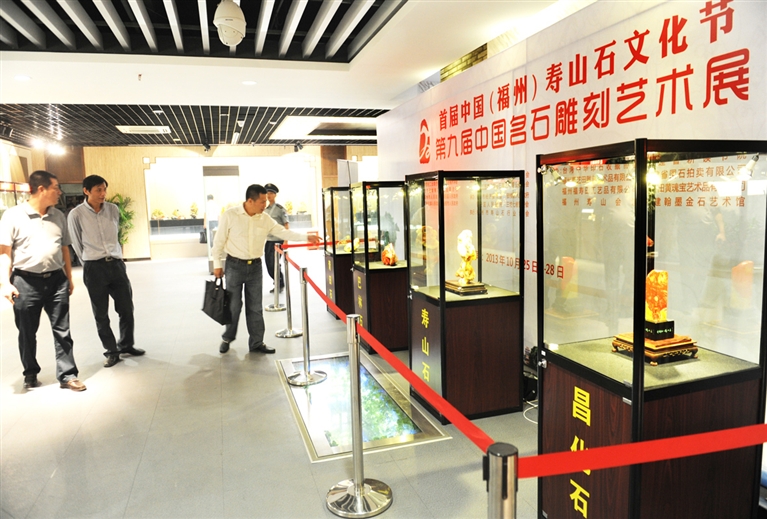 日前,第九届中国名石雕刻艺术展在福州三坊七巷光禄吟台举行,这是