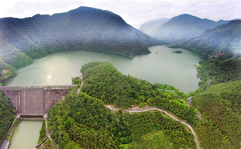 里畈水库景色宜人   记者 金凯华 摄