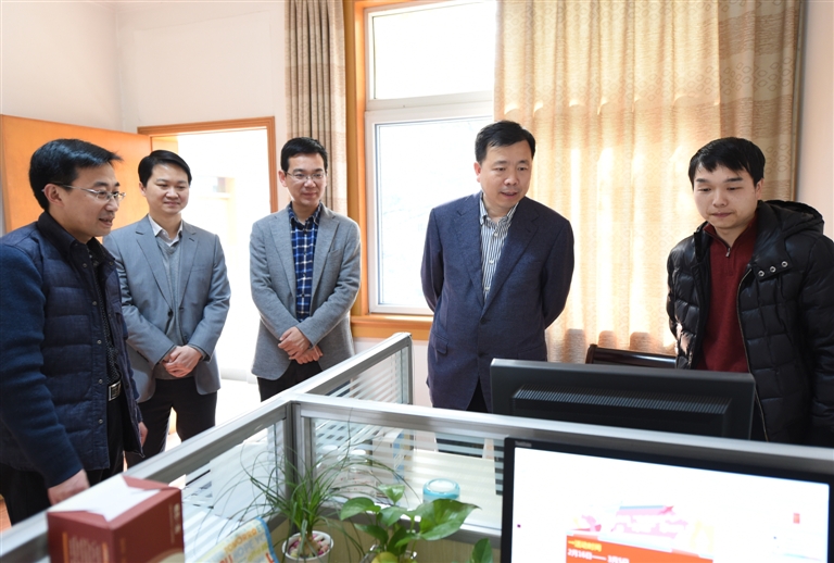 本报讯 春节来临之际,张振丰,王敏,吴苗强,张金良,李文钢等市领导