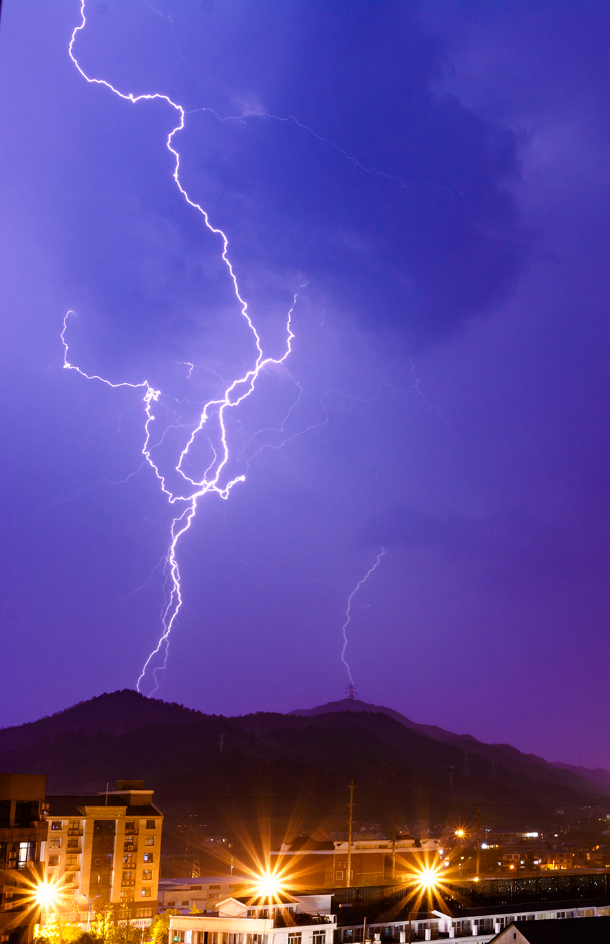 濃重的積雨雲在天空翻滾,一道道閃電在雲中穿行.