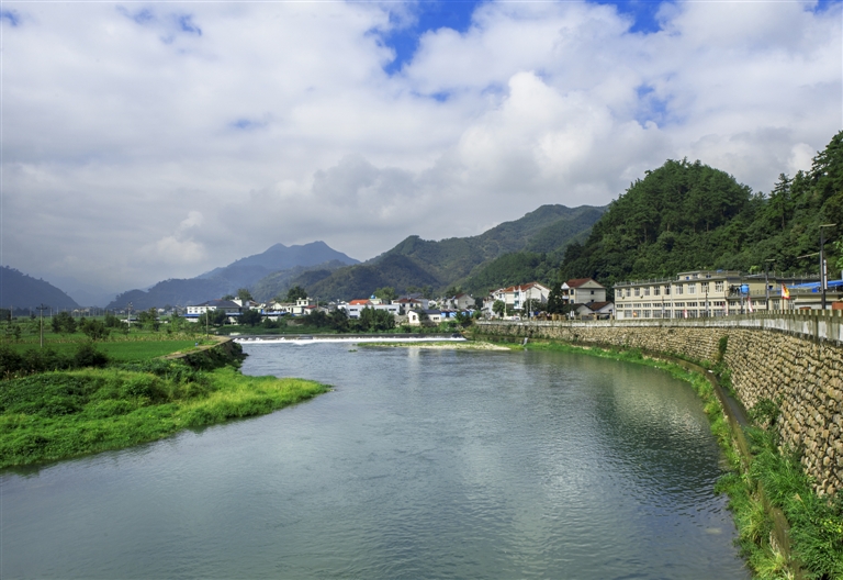 走进杨溪村,感受淳朴民风-今日临安