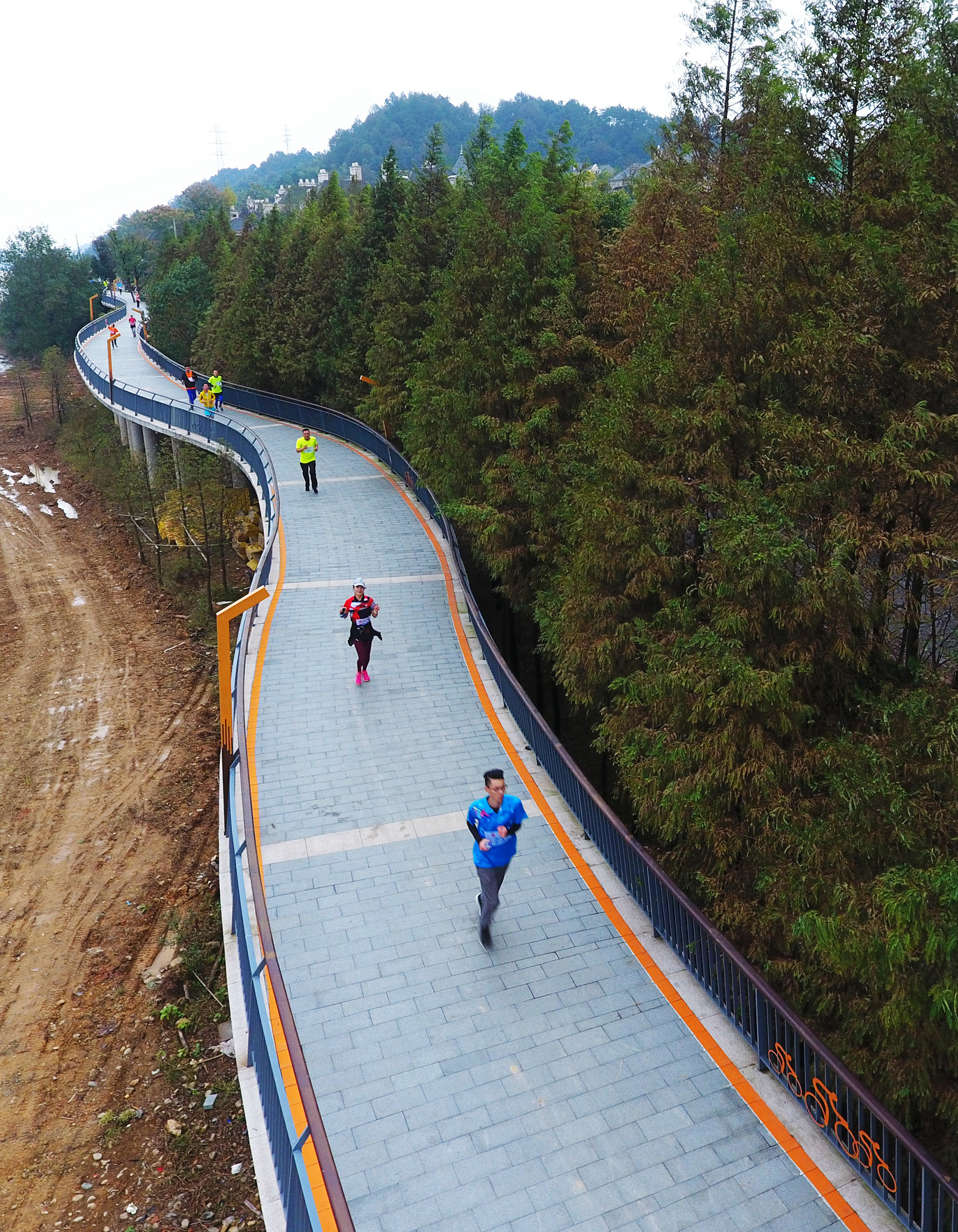 奔跑在青山湖環湖綠道上