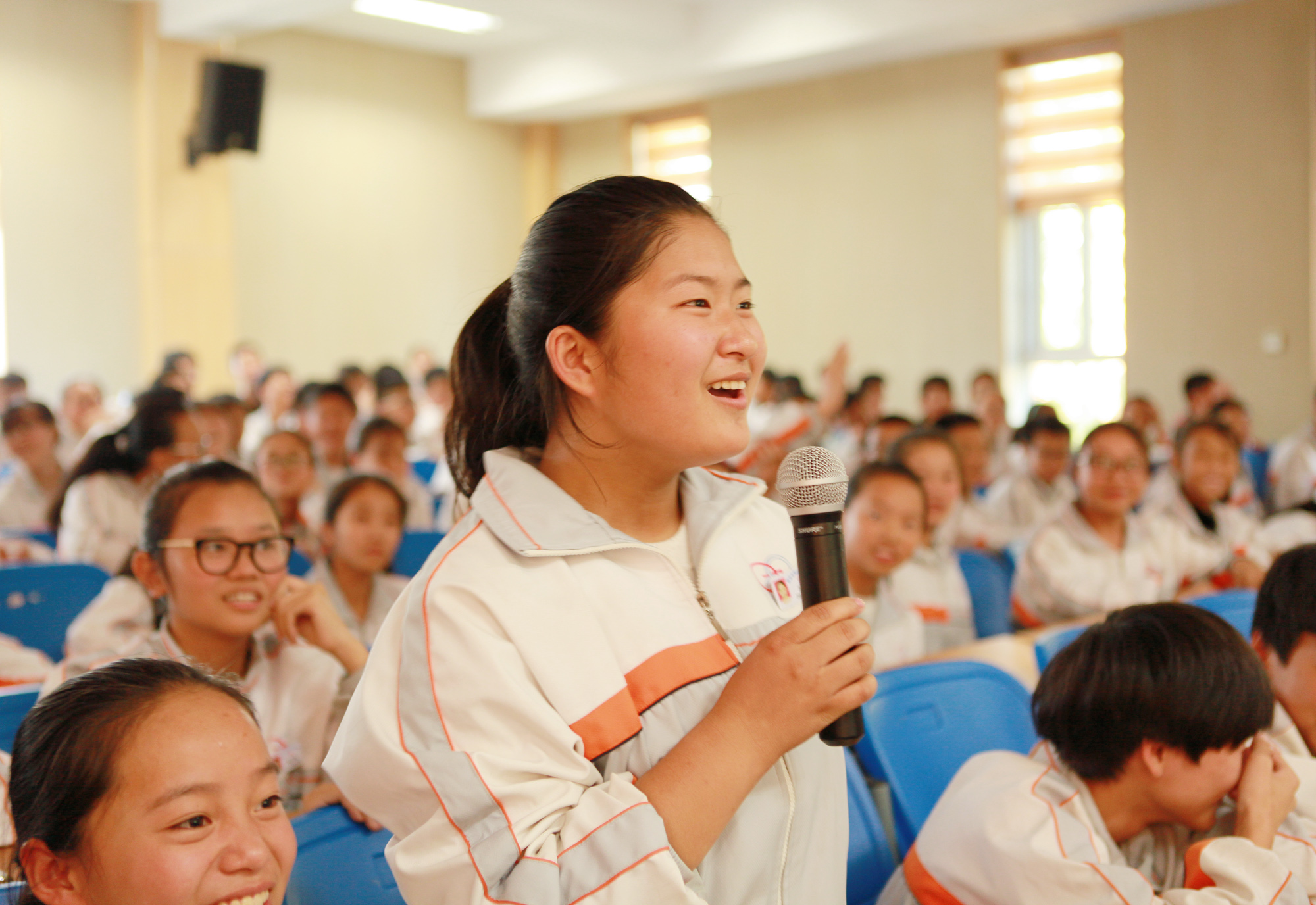 讲座邀请了国家二级心理咨询师王俊芝,结合ppt演示,对中学生青春期