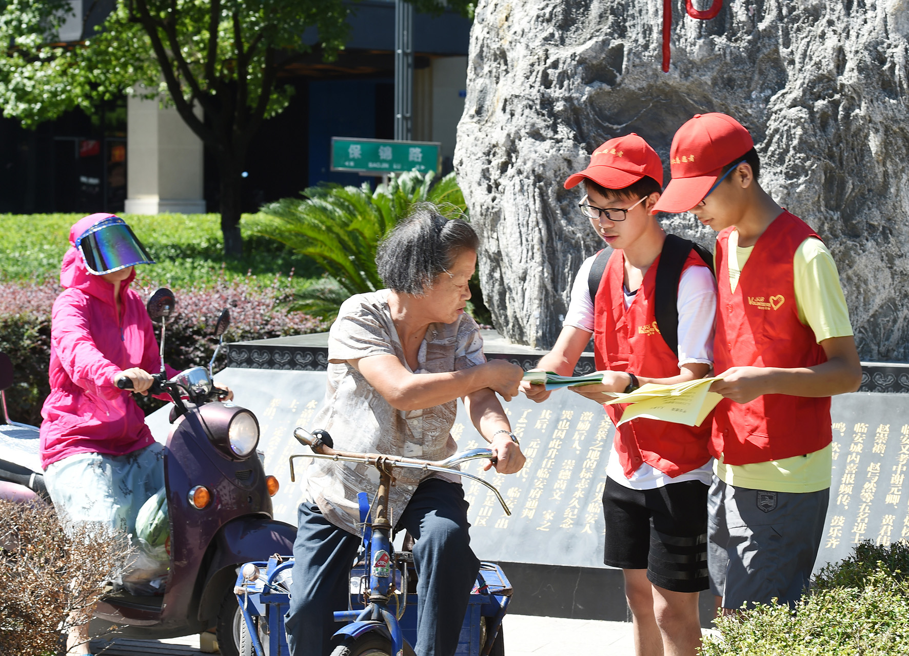 近日,锦北街道西墅社区组织辖区内的青少年志愿者开展了文明宣传活动.