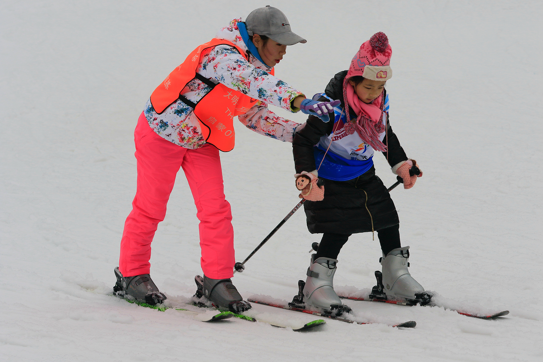 教練在指導孩子們如何滑雪