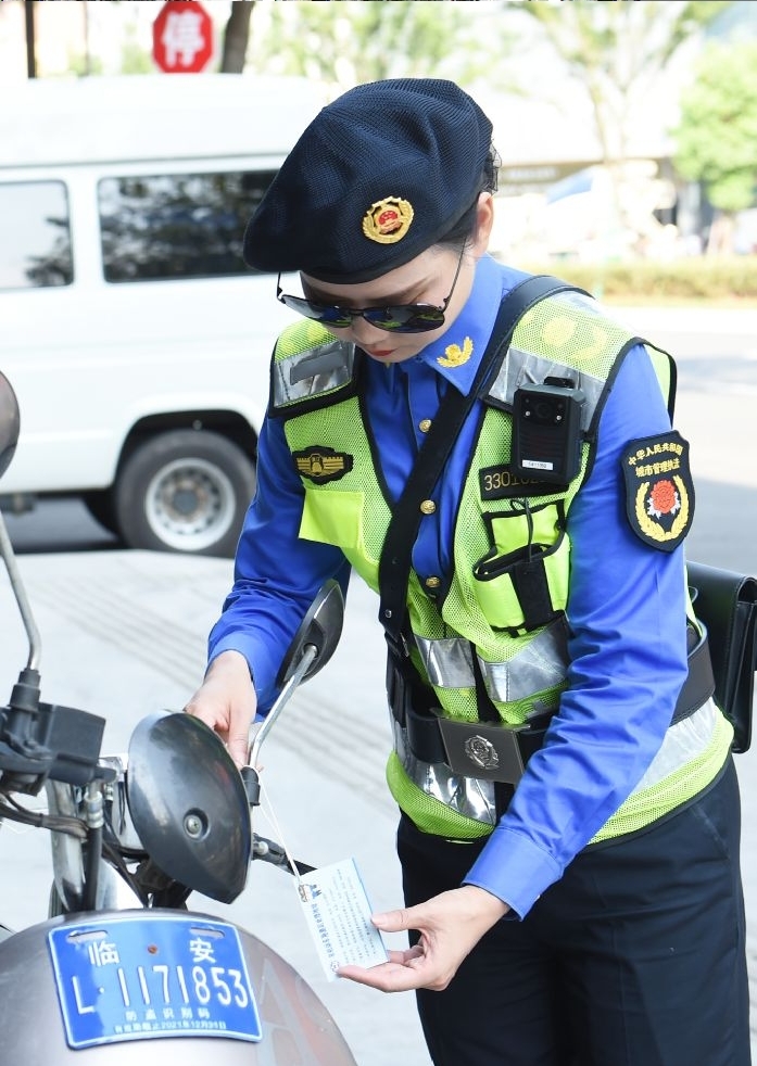 城管女子巡逻队柔性执法成街边美丽风景线