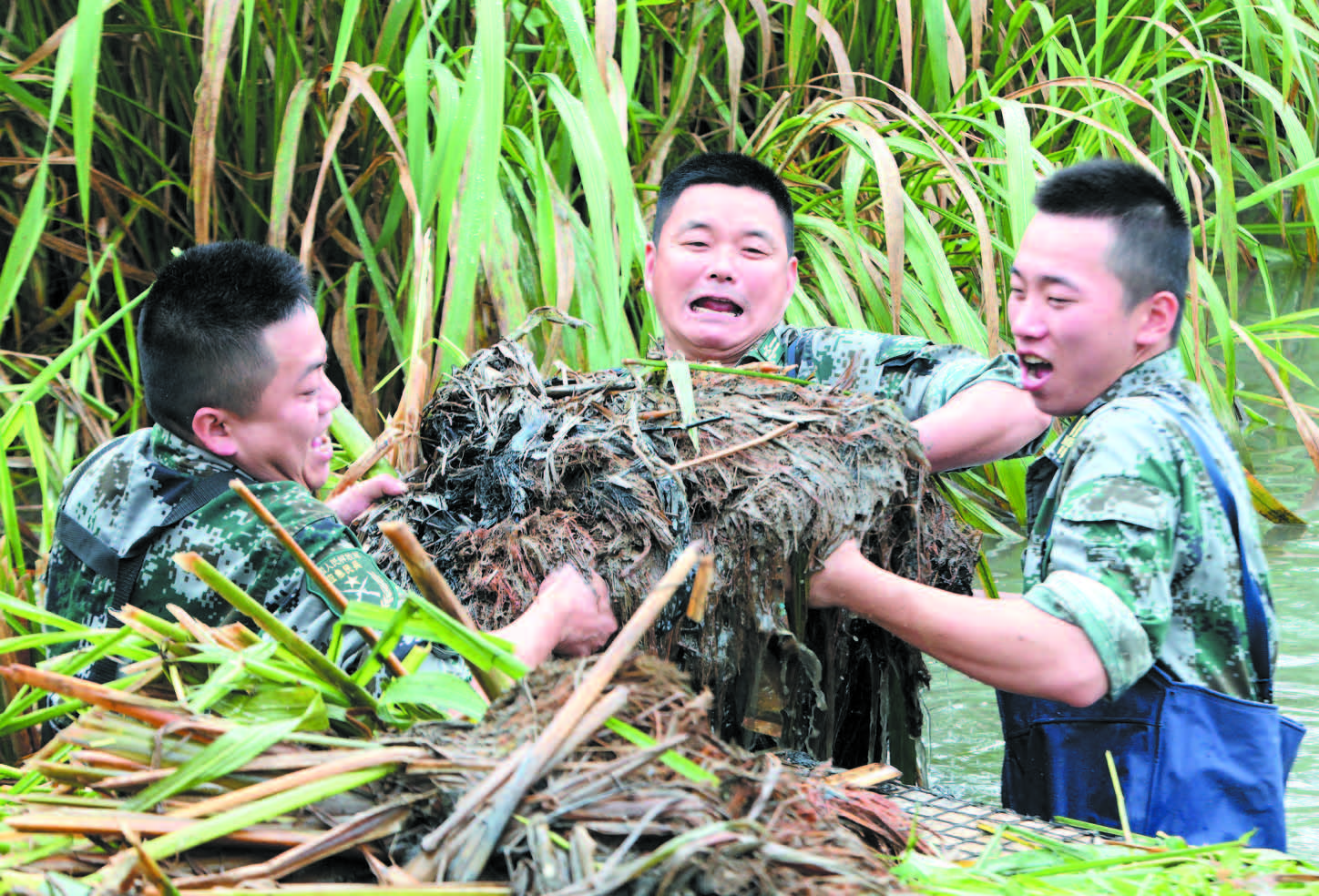 梅林民兵正在進行河道清淤