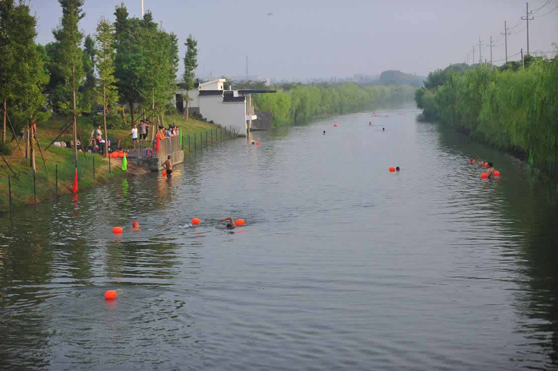 "石门镇周墅塘村村民汤学勤说,这条河是桐乡和湖州的交界河道"五水共