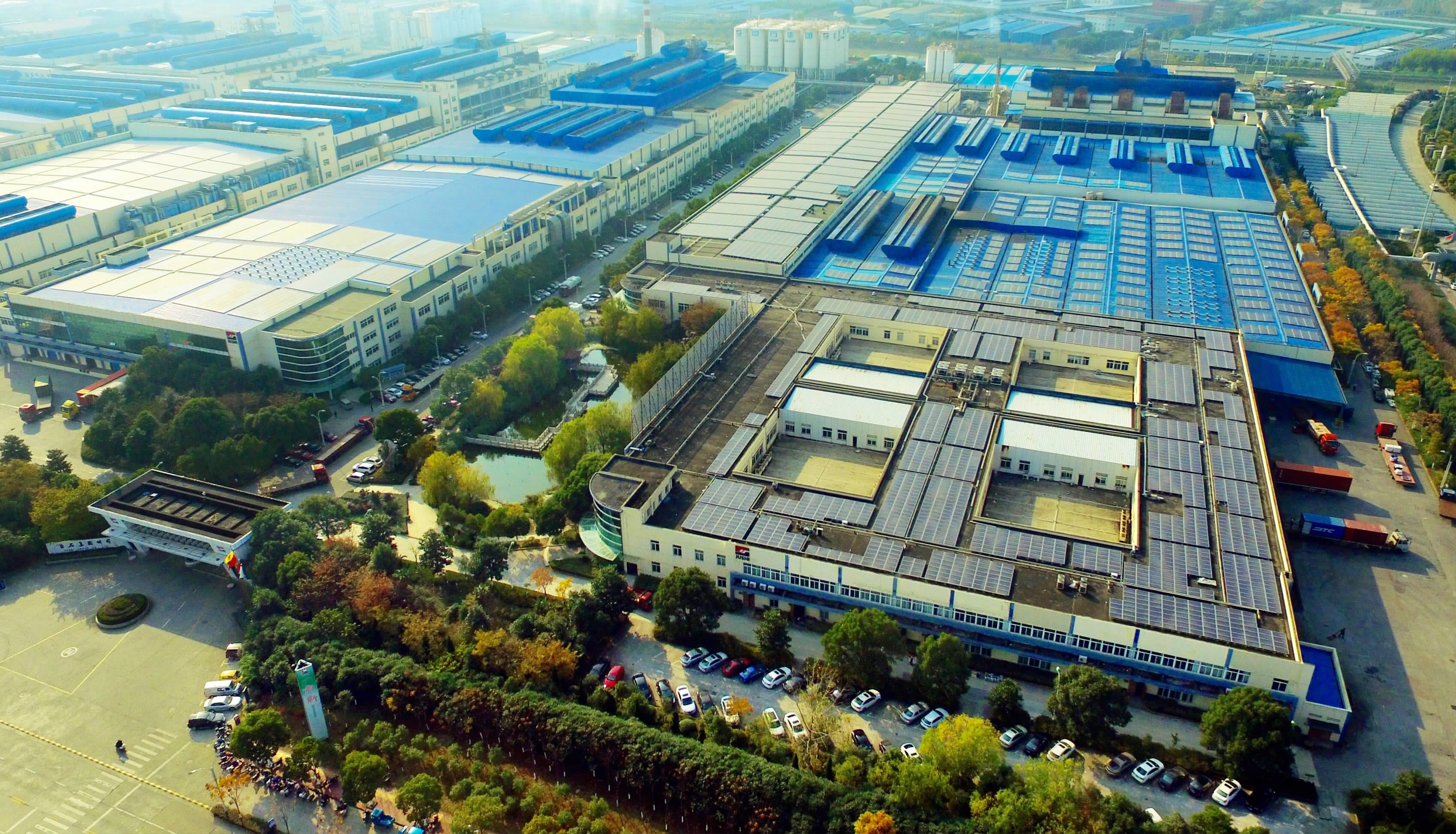 图为昨天俯瞰位于桐乡经济开发区的巨石集团全球最大玻璃纤维生产厂区