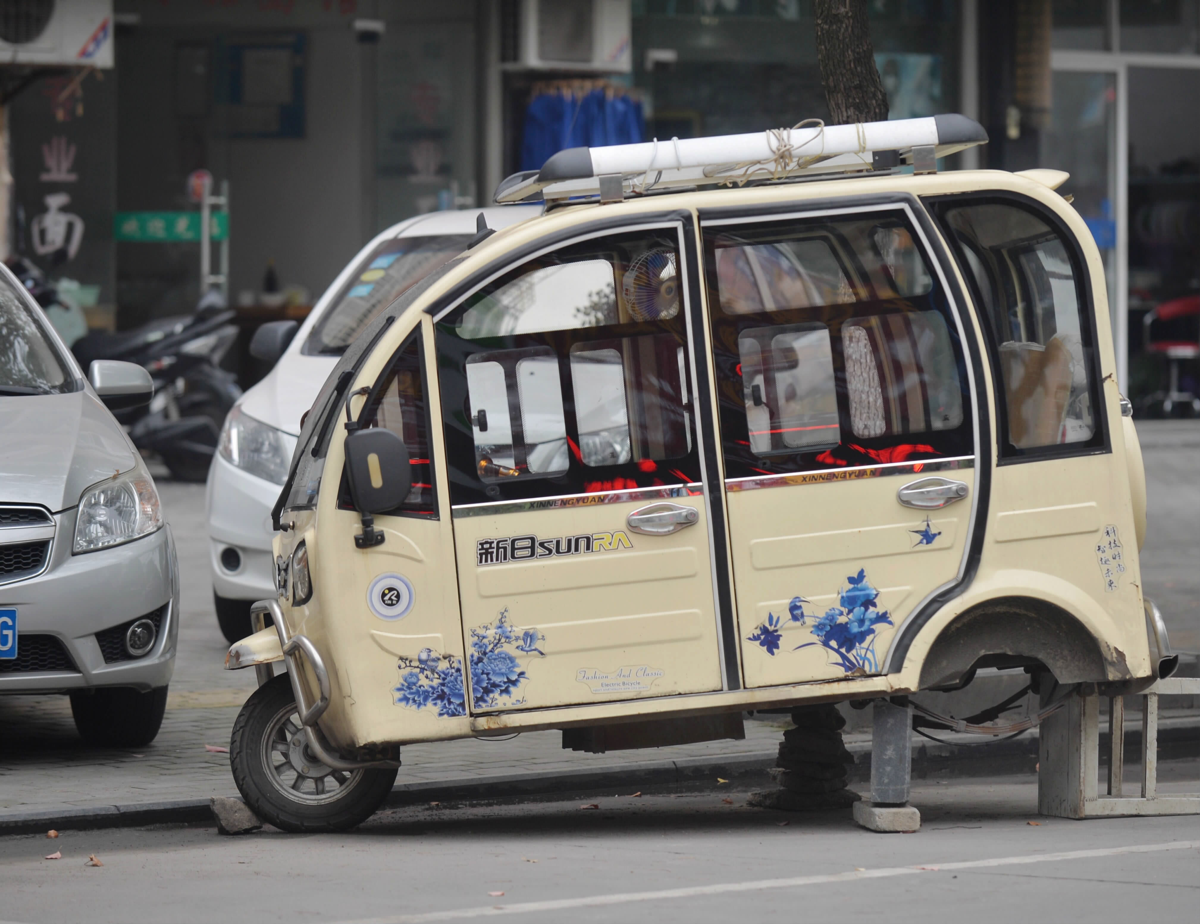 市区中山东路上"僵尸车"占道.本报记者 陈为民/摄