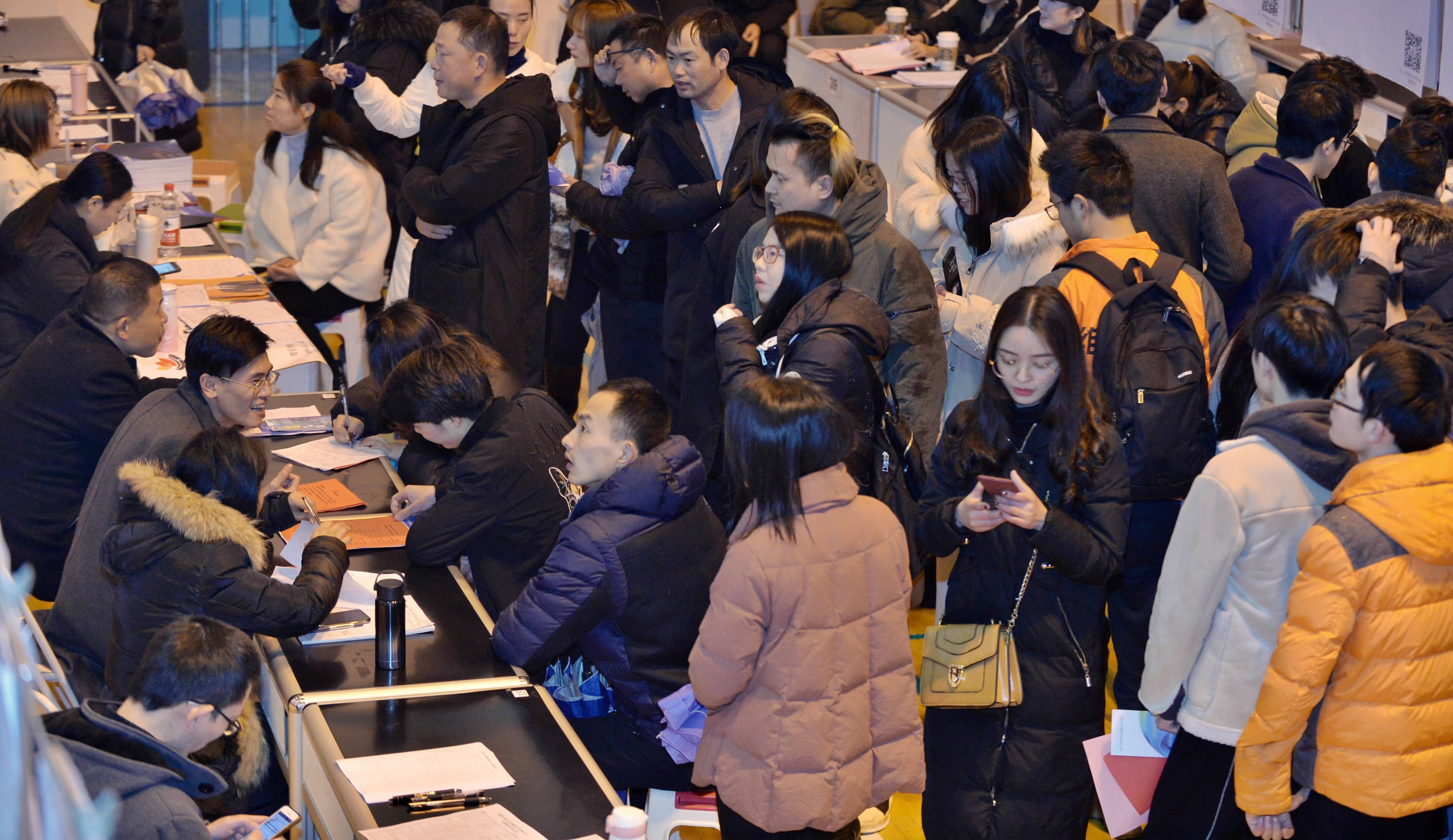 天空中飄著雨,但桐鄉市人力資源市場裡卻是一片熙熙攘攘的熱鬧場景