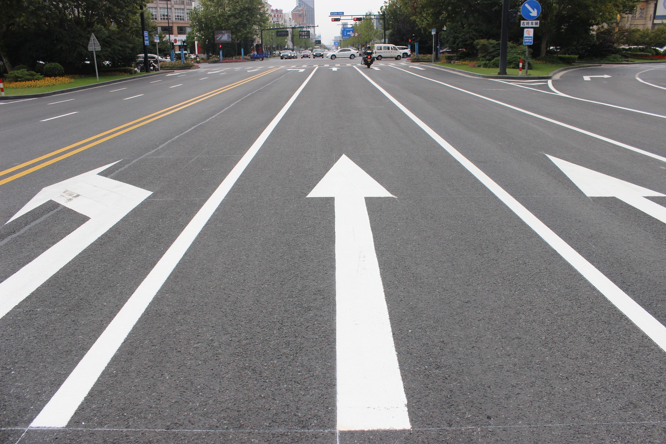 图为昨天上午,施工人员在庆丰路与振兴路交叉口,施划道路交通标线.