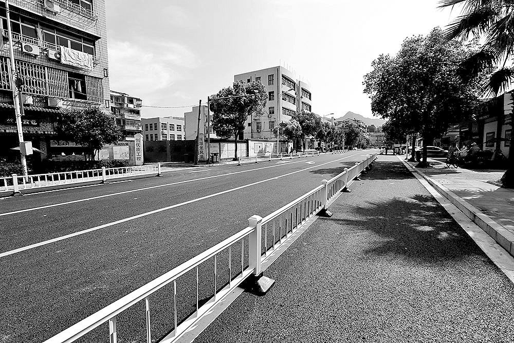 县城广场路恢复通车 精品街建设摆上日程