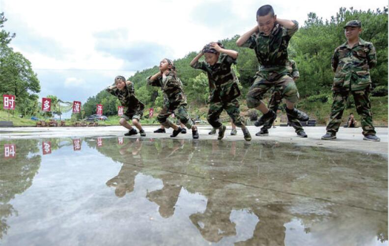 江西省新余市一家夏令营营地,孩子们进行蛙跳训练