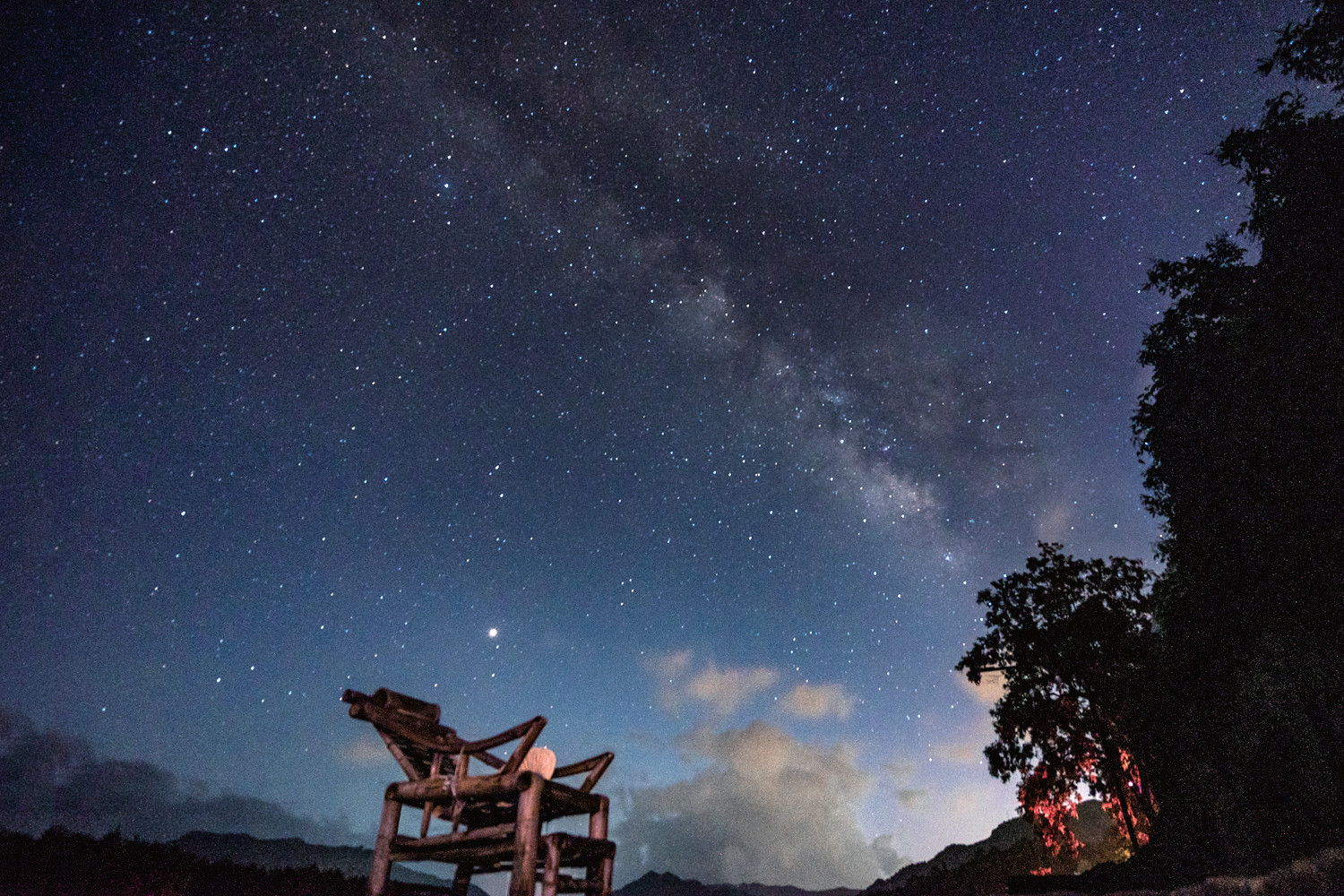 一同前往楠溪江,熬夜蹲點,拍攝星空,還為自己三人取了名叫