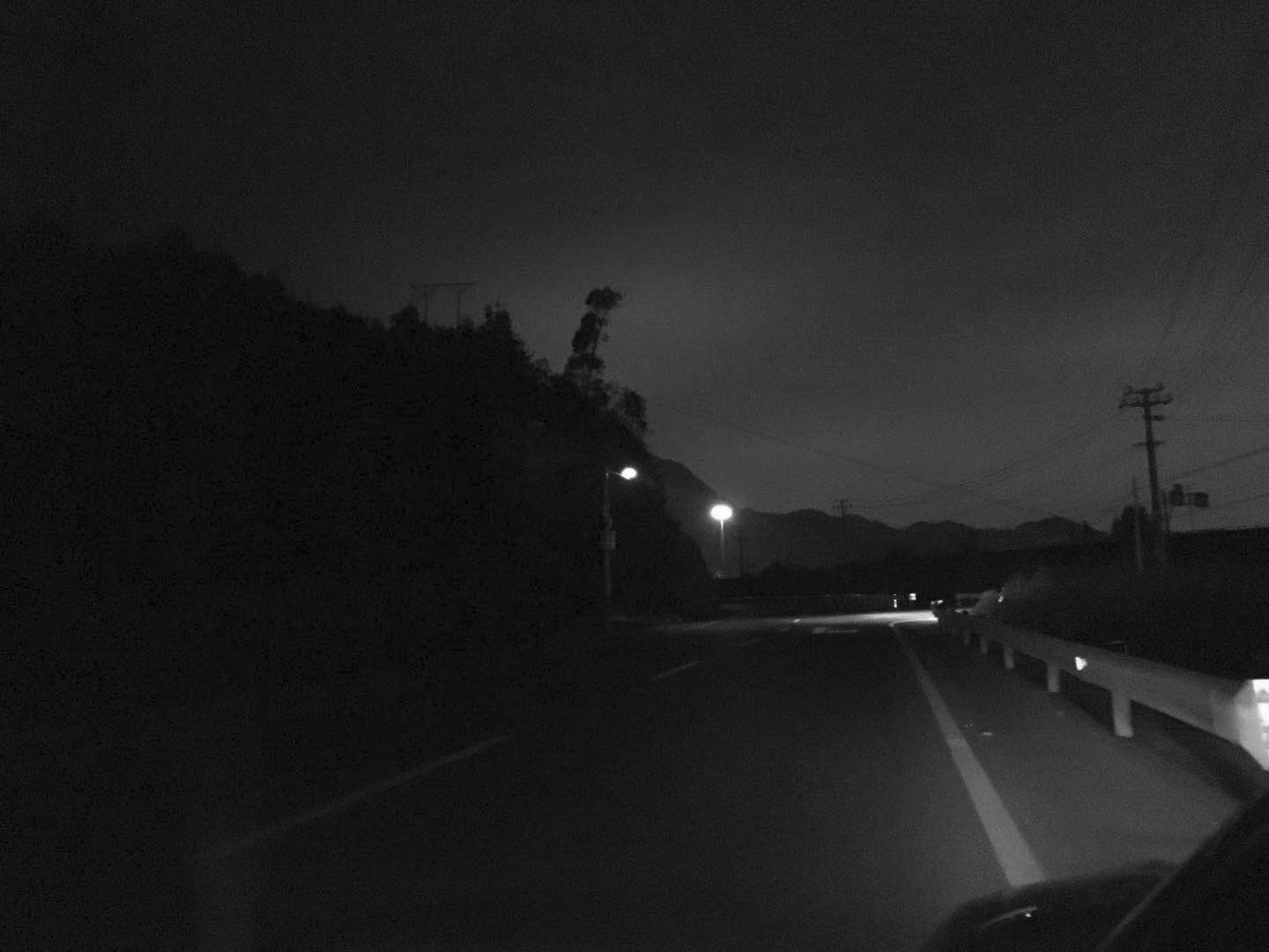 漆黑的夜路图片图片