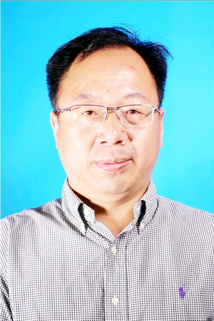 徐永华,1974年12月生,现任中共上海金山市场有限公司委员会书记,董事