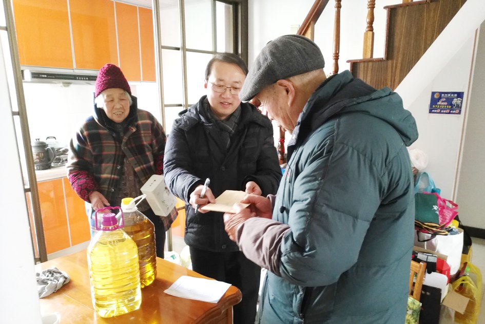 的好青年就在吴衡二次捐献回来上班没几天,社区里退休教师冯雪莲阿婆