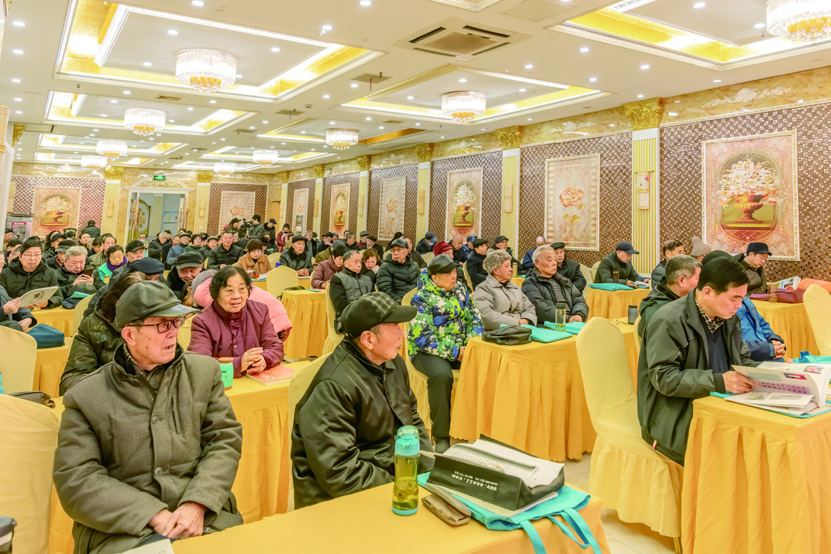 书画联谊会原会长刘爱邦姜堰区老年书画联谊会会长仲亚岭(左)本文字数