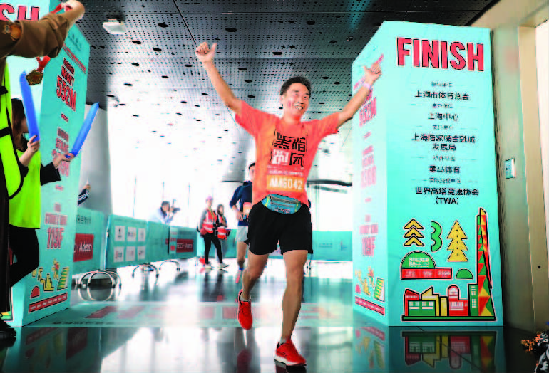 3398级台阶,被誉为全球最高的外企德科·2019上海国际垂直马拉松赛
