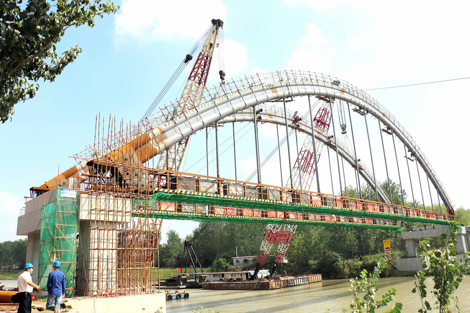 10月4日,时码大桥钢管拱吊装完成,标志着该桥顺利进入上部构造施工