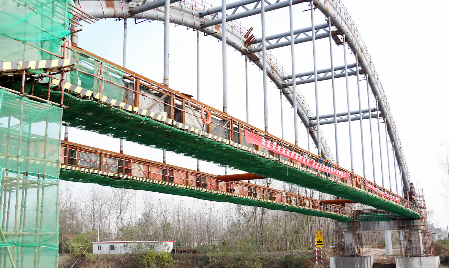 68米,宽10米,主跨为下承式钢管混凝土系杆拱桥,工程造价2750万元