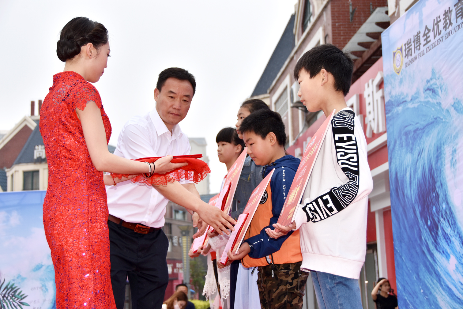 为瑞博优秀学子颁发奖学金