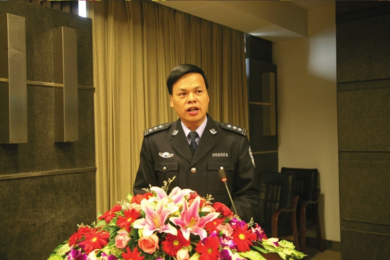 市委常委,政法委书记赵国兴讲话在六楼会议室,来自社会各界的80余名