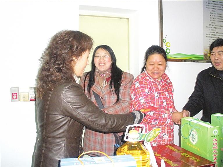 劳动妇女节 周年来临之际,正昌集团陆英等领导亲切看望董婉华,肖兰英