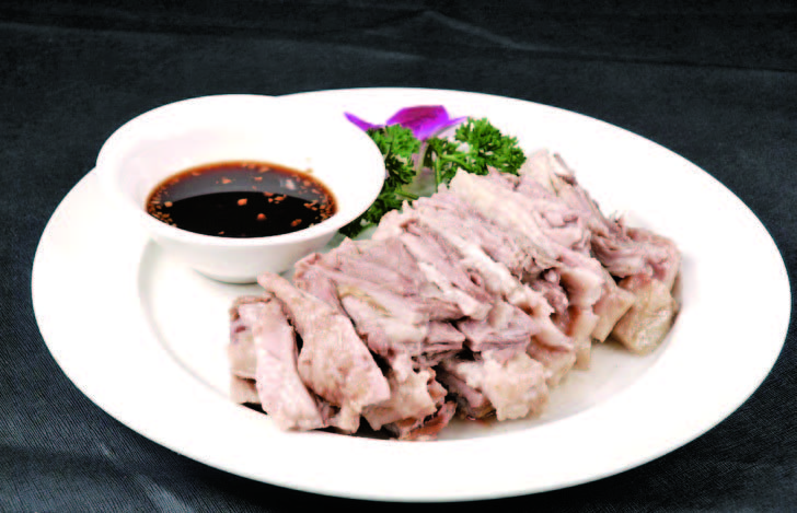 扒羊肉条是清真菜菜谱之一,以羊肉为制作主料,扒羊肉条的烹饪技巧以扒