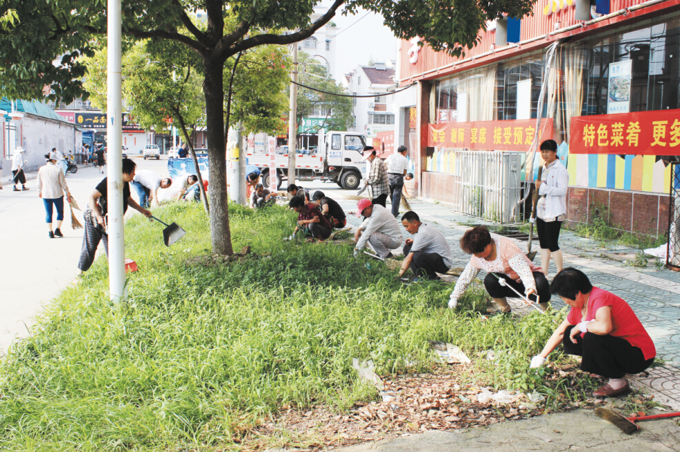 圖為花園社區在整治背街小巷環境