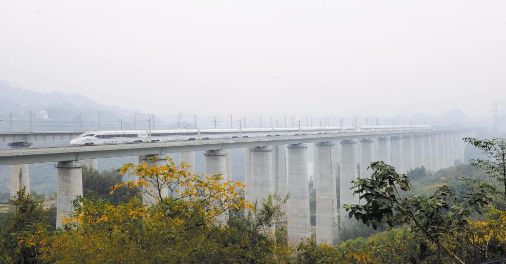 一列動車組駛過渝萬高鐵御臨河特大橋. □新華社 / 供圖