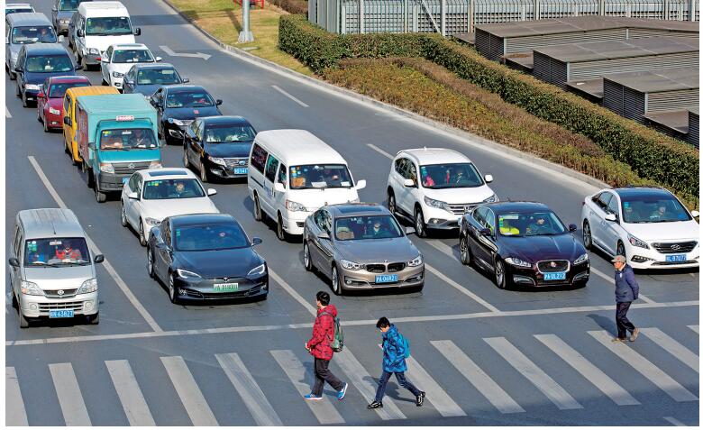 浦東滯留人行橫道 機動車明顯減少