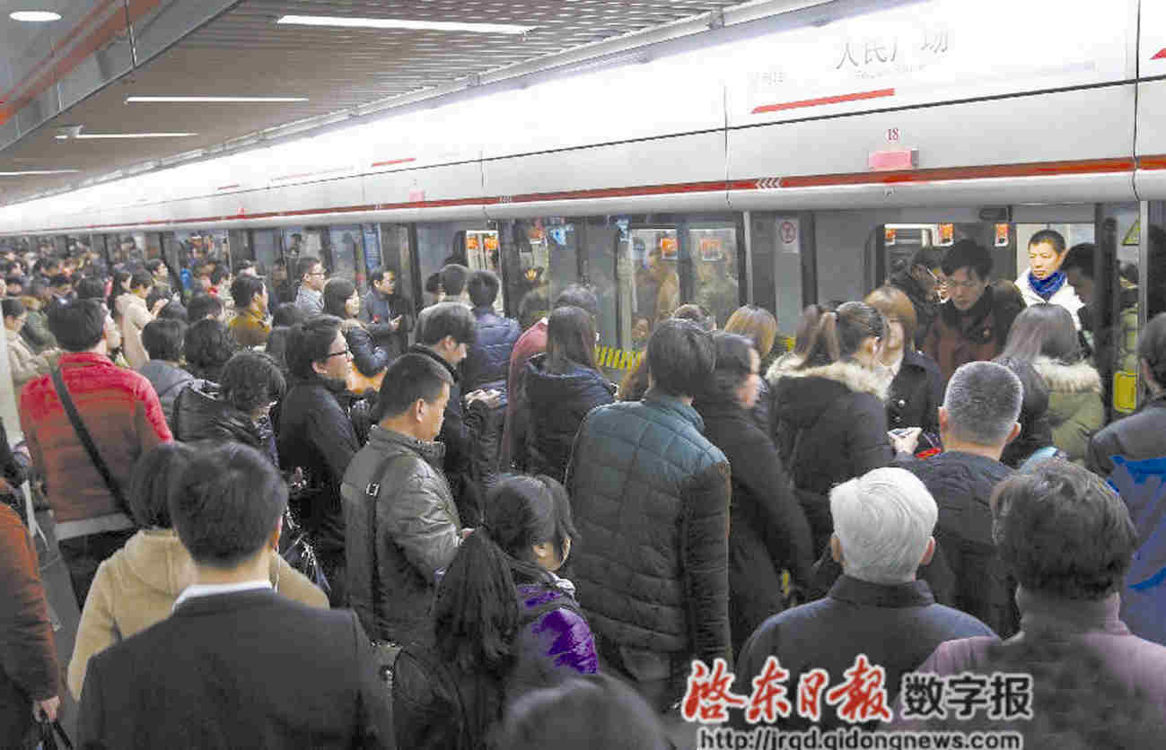 3月7日,乘客在人民广场地铁站1号线站台上下车.