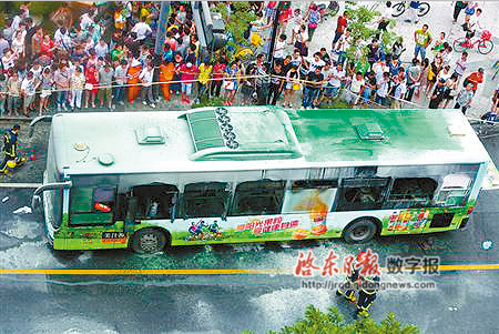 杭州一公交被人纵火