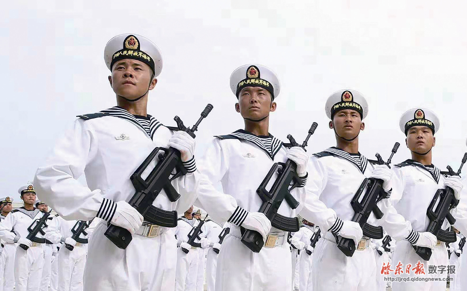 在阅兵式队伍中,有两名来自启东的小伙,一位是参加海军徒步方队的