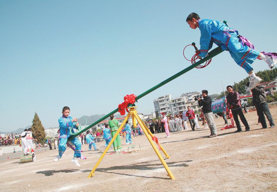 昨日,全县2010年中小学体育运动会在县体育场开幕,共有来自全县感中